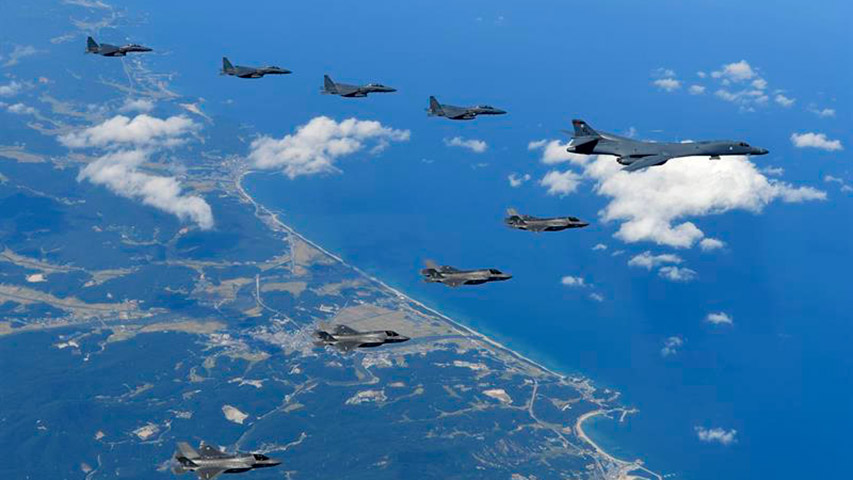Cazas surcoreanos F-15K (arriba-i), bombarderos estratégicos B-1B estadounidenses (c-d) y cazas F-35B (abajo-i) sobrevuelan la península coreana