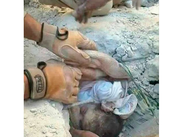 Rescatan a un bebé de los escombros