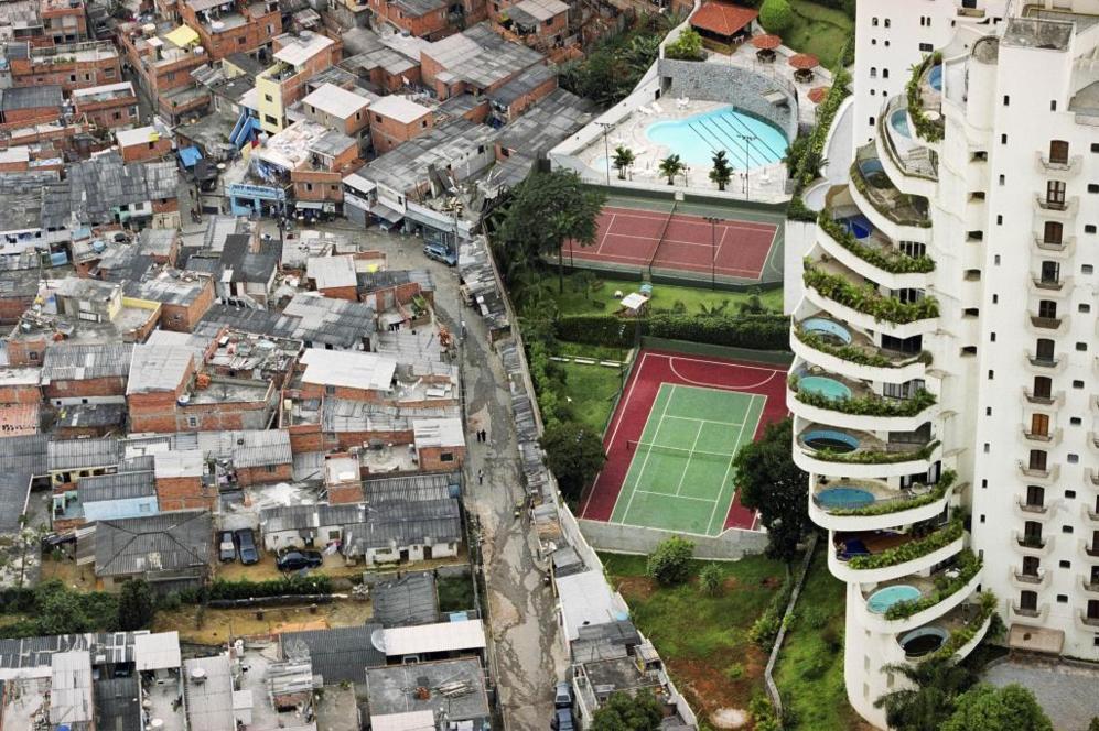 El barrio, con 70.000 habitantes, está pegado en al barrio pudiente de Morumbi en la ciudad de Sao Paulo, Brasil.