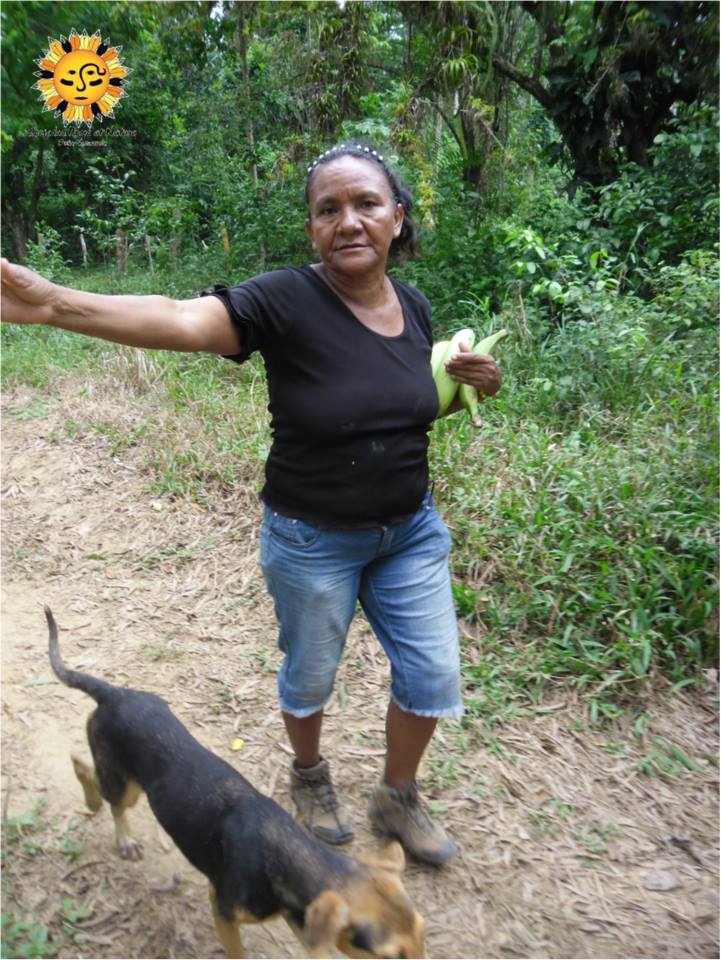 Carmen Fernández junto a sus hijo se dedican a cultivar la tierra, a la cría de pequeños ganados y a la producción de queso y leche