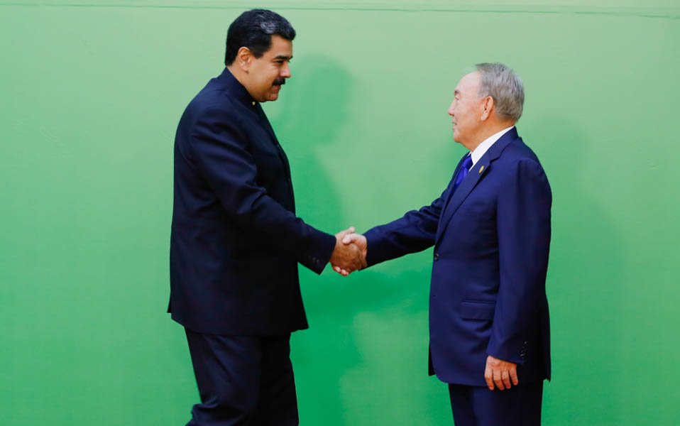 Maduro y el presidente de Kazajistán