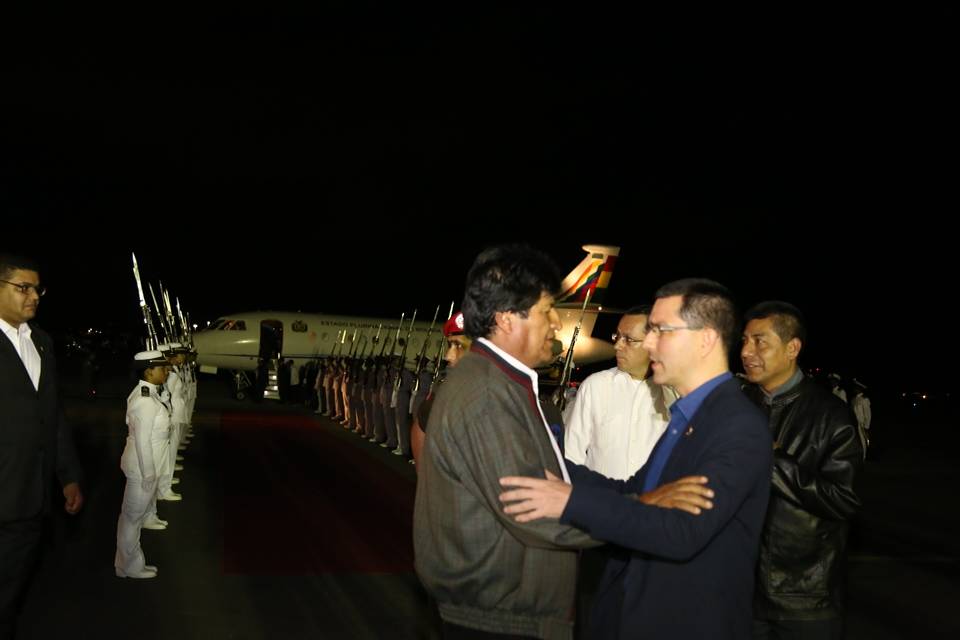 El presidente Morales recibido por el Canciller Arreaza