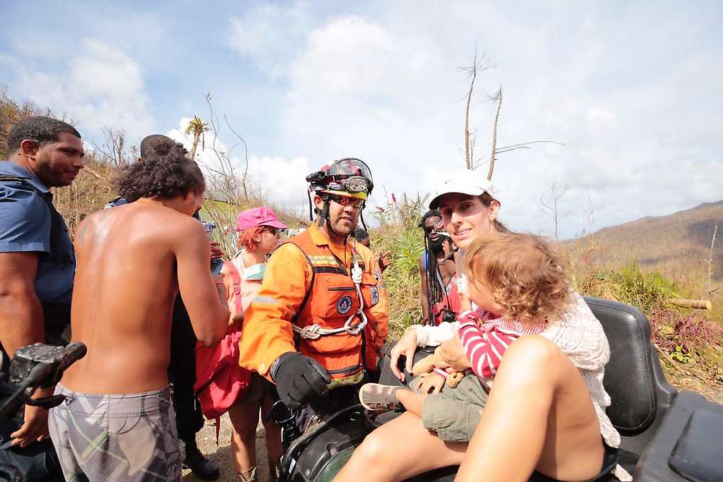 Rescatan familia venezolana en Dominica