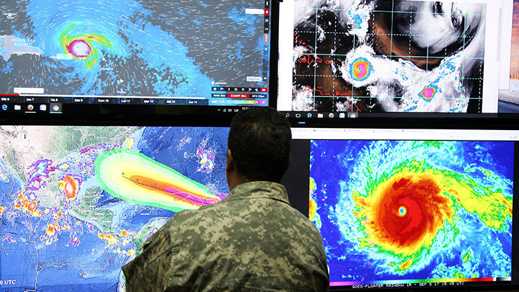 Un miembro del Comité de Operaciones de Emergencia (COE) monitorea la trayectoria del huracán Irma en Santo Domingo, República Dominicana, 5 de septiembre de 2017