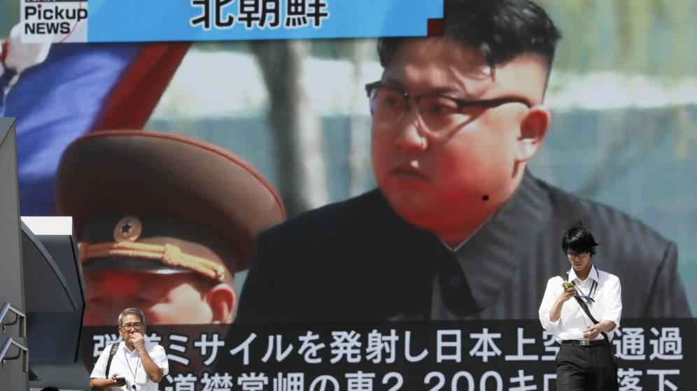 Los peatones caminan bajo un monitor a gran escala que muestra al líder norcoreano Kim Jong-un en una emisión de noticias de televisión. (EFE) Los peatones caminan bajo un monitor a gran escala que muestra al líder norcoreano Kim Jong-un en una emisión de noticias de televisión.