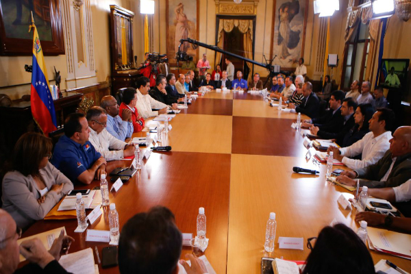 El Presidente de la República aprobó 400 mil millones de bolívares a gobernaciones y alcaldías para el pago de los aumentos salariales.