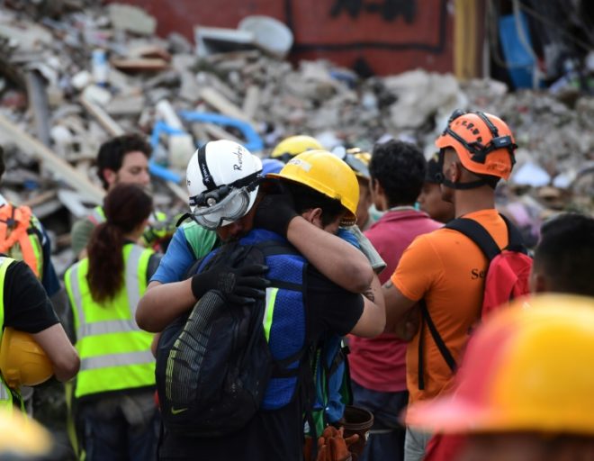 Miembros de los equipos de rescate se abrazan después de una nueva alerta sísmica en Ciudad de México el 23 de septiembre de 2017, cuatro días después de un poderoso terremoto que cobró cientos de vidas