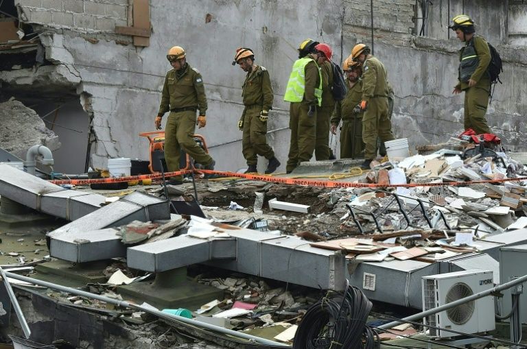 Socorristas israelíes buscan a supervivientes del terremoto entre los escombros de un edificio de Ciudad de México el 22 de septiembre de 2017