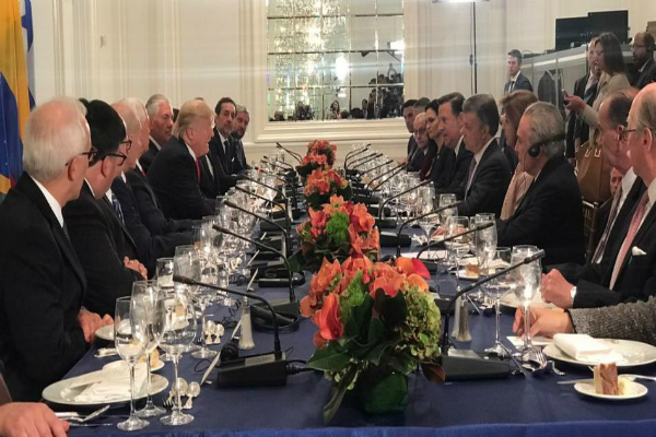 Cena en Nueva York, presidente del imperio con genuinos presidentes representantes del patio trasero para conjurar contra Venezuela.