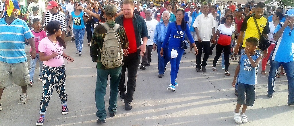 "El Rojo" Acuña en movilización de calle, en la zona de La Llanada, Cumaná
