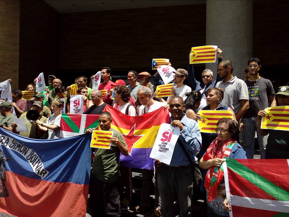 Parte de lo asistentes frente al consulado de España en Caracas
