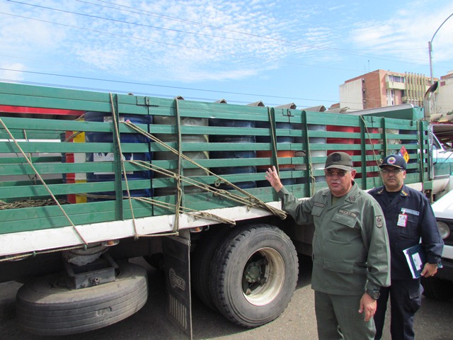 El general Morales Guerrero muestra el camión cargado con las 36 pipas de aceite quemado