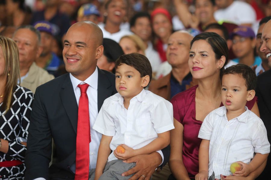 El nuevo gobernador de Miranda junto a su esposa e hijos