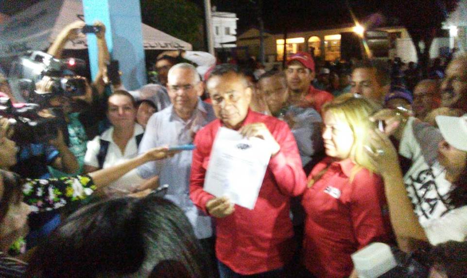 Justo Noguera Pietri minutos después de haber sido acreditado por la Junta Regional del Estado Bolívar como Gobernador