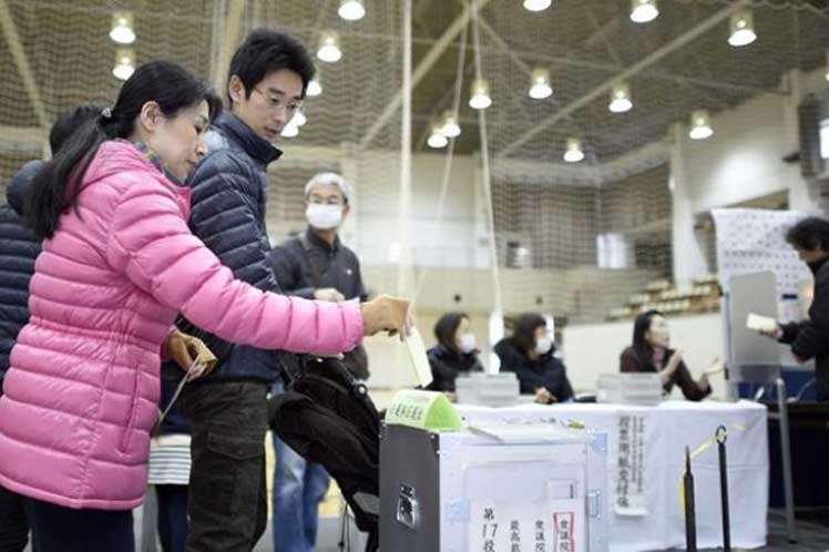 Japoneses acuden a las urnas