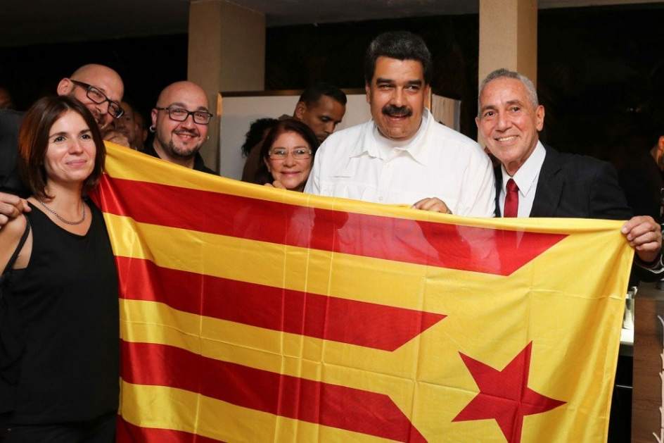 El presidente venezolano, Nicolás Maduro, posando junto a independentistas catalanes.
