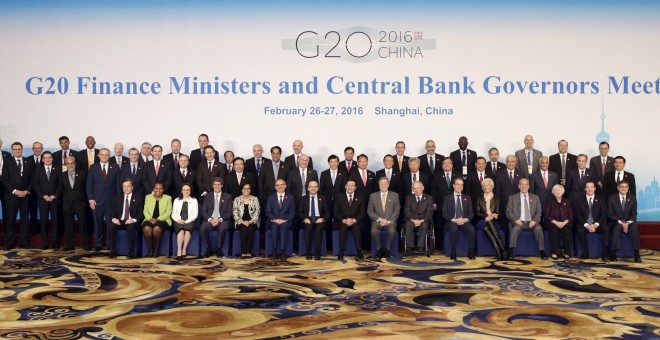 Foto de familia de los ministros de Finanzas y de los gobernadores de los bancos centrales de los países del G-20, junto con los responsales del FMI y de la OCDE, en su reunión de Shanghai. REUTERS/Aly Song