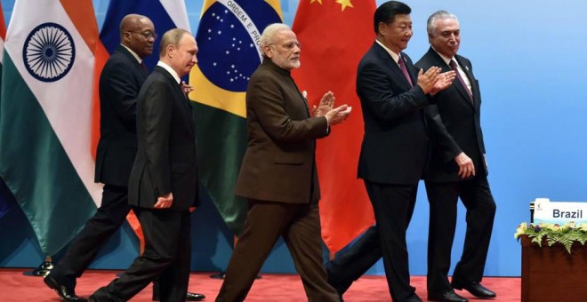 Los presidentes de Suráfrica, Jacob Zuma, y de Rusia, Vladímir Putin; el primer ministro indio, Narendra Modi; el presidente chino, Xi Jinping, y el brasileño, Michel Temer, en la cumbre BRICS de Xiamen. EFE/Kenzaburo Fukuhara
