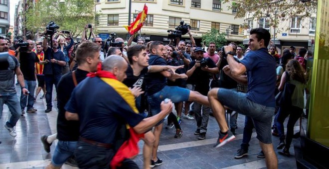 La ultra derecha de Valencia, España agrede a marcha de izquierda