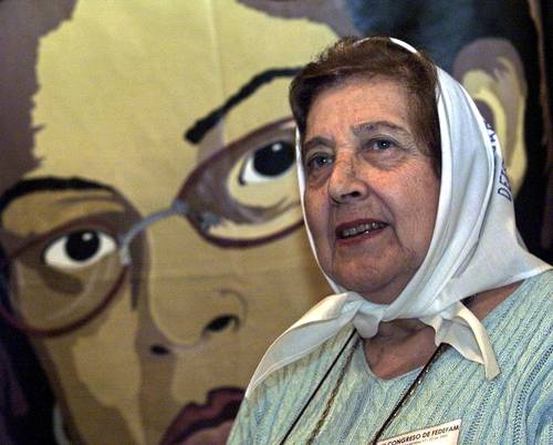Marta Vásquez fue líder en la lucha por los derechos humanos. En la imagen, durante un acto en noviembre de 2003, en el cual denunció ataques contra activistas en Guatemala