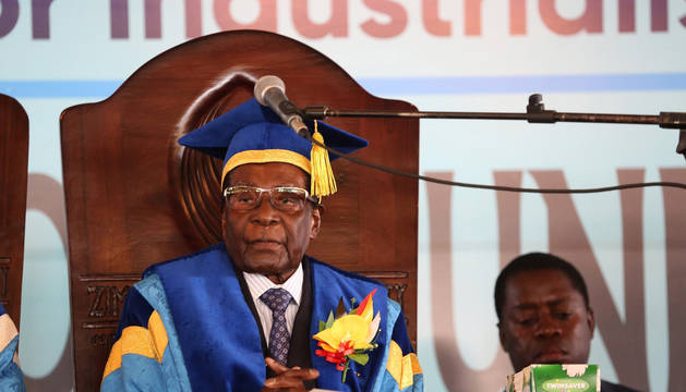 Mugabe preside un acto en su primera aparición pública tras el golpe