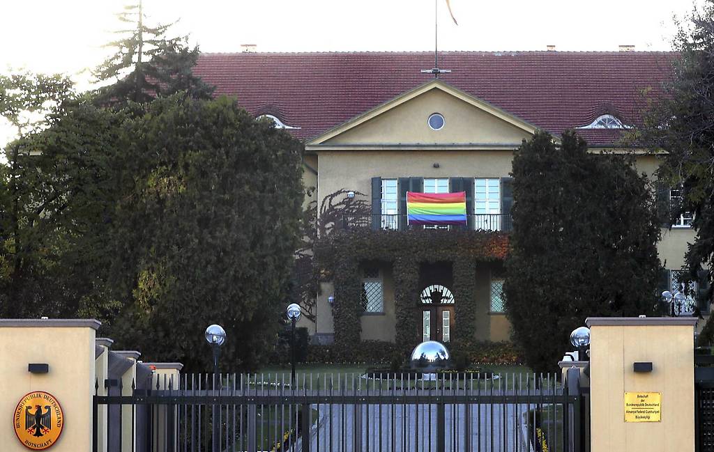 Una bandera arcoiris en la embajada alemana en Ankara protesta contra la prohibición de actos LGBTI en la capital turca