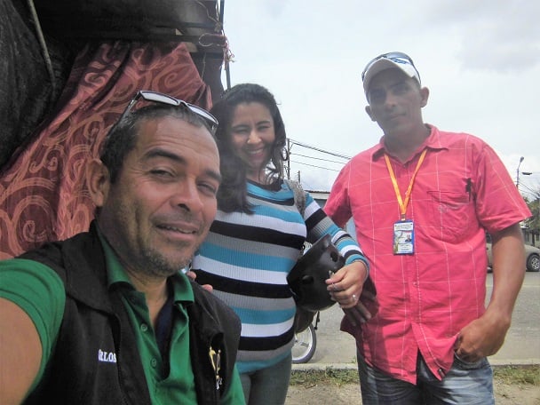 Carlos Paredes (Izq), candidato a alcalde por el municipio Bolívar de Barinas, junto a dos miembros de su comando