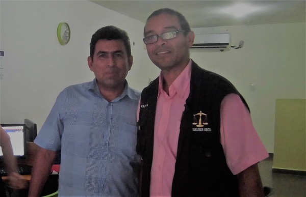 Carlos Paredes, del lado derecho de la foto, candidato que denuncia situación de retiro de tarjeta por presuntas presiones del PSUV