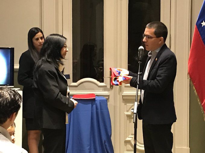 el ministro del Poder Popular para las Relaciones Exteriores le entregó a la esposa de Viglietti, Lourdes Villafagna, la condecoración más importante que otorga el gobierno venezolano.