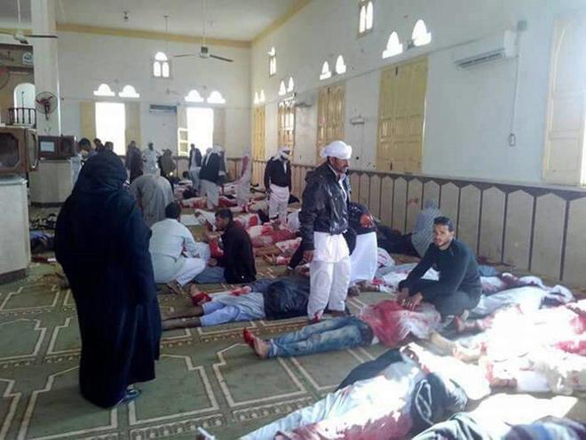 Varias personas permanecen junto a cuerpos sin vida en el interior de la mezquita atacada