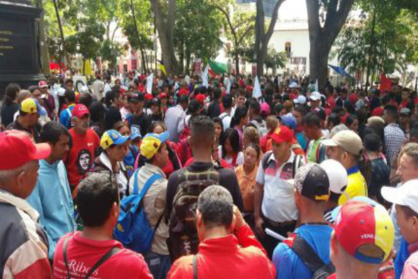 En la Plaza Bolívar de Caracas: "En camiones, en cola, sin recursos, llegamos hasta aquí”.