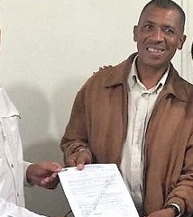 Giovanni Urbaneja muestra su inscripción en el CNE como candidato a alcalde del municipio Guanipa en Anzoátegui