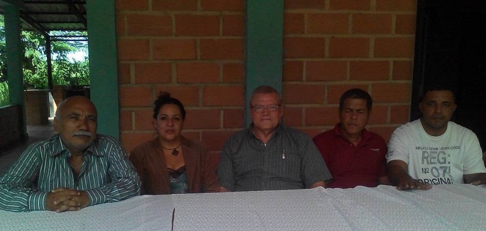 Peggy Salazar, vocera designada, en compañía de otros integrantes del Frente Amplio Nacional Bolivariano (FANB)