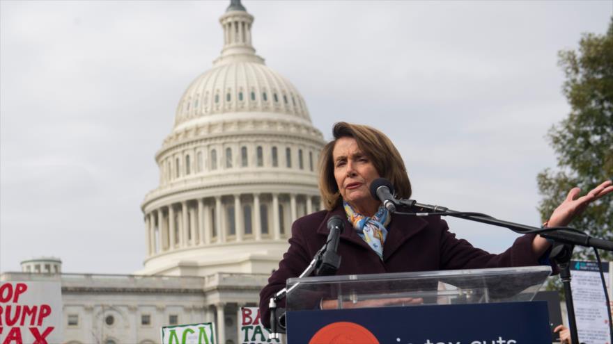 Nancy Pelosi, líder demócrata en la Cámara de Representantes de EE.UU., habla en una protesta antigubernamental