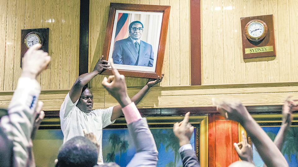 Retiran el retrato de Mugabe en el Parlamento después del anuncio de su renuncia