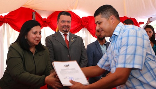 La Gobernadora del estado Lara entregando a Jean Ortiz el documento emitido por el CNE que lo acredita como alcalde del municipio Simón Planas