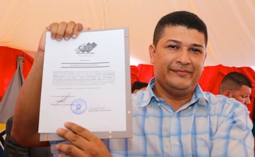 Jean Ortiz alcalde del municipio Simón Planas muestra el documento emitido por el CNE que lo acredita como tal