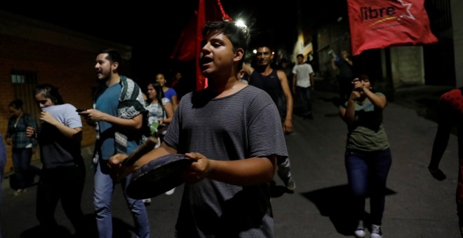 Un grupo de personas participan en una cacerolada en las calles de Tegucigalpa (Honduras).