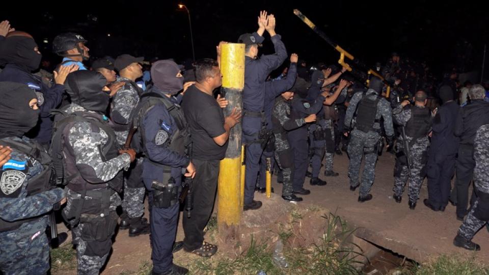 Los efectivos de la policía reclaman que se supere la crisis política