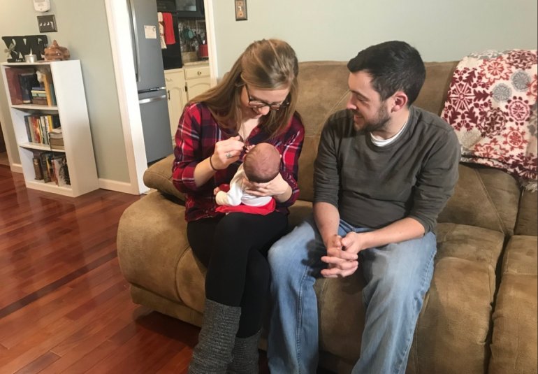 Tina y Benjamin Gibson habían intentado tener hijos y se plantearon la adopción antes de optar por la implantación de un embrión