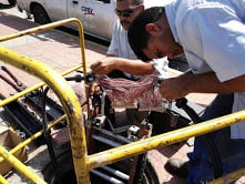 Técnicos de Cantv trabajan en la reposición de un cable que había sido hurtado en la Av. Soublette, estado Vargas