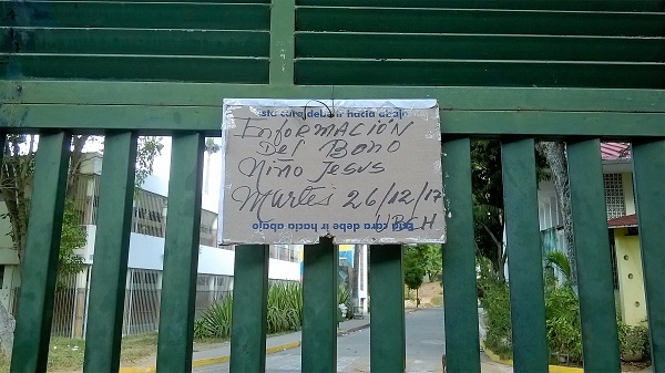 Un cartel en la Unidad Educativa Nacional Gran Colombia (Parroquia Sta Rosalía) ofrece información sobre el Bono o Tikera Navideña para el 26 de diciembre