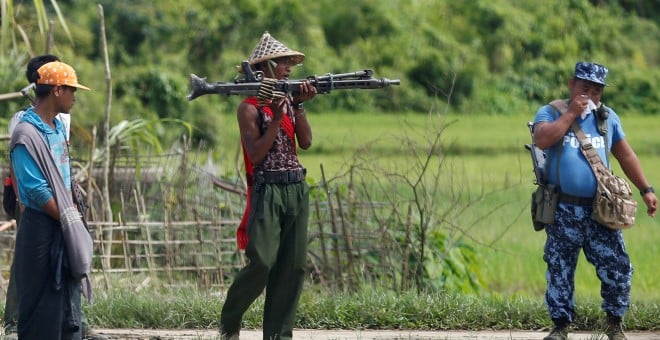 Un soldado sujeta una metralleta en Myanmar./REUTERS