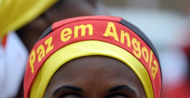 Una mujer se manifiesta por la paz en Angola./AFP