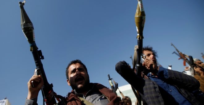 Dos hombres portan dos RPG por el conflicto armado en Yemen./REUTERS