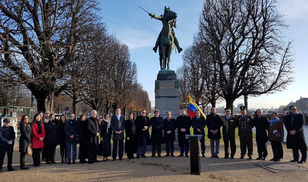 El acto fue realizado frente a la estatua ecuestre del Padre de la Patria ubicada en el Puente Alexandre-III de París.