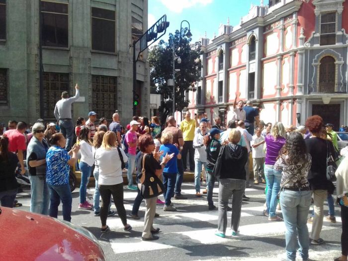 “¡No al despido!”, protestaron trabajadores de la Alcaldía Metropolitana