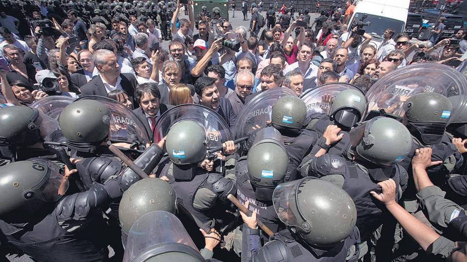 Represión en el congreso argentino