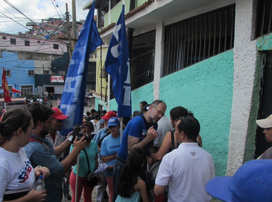 Eduardo Samán visitó diferentes sectores populares de la Carretera Caracas - la Guaira