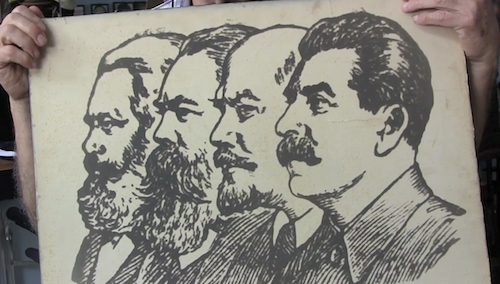 Viejo militante comunista, Yorlando Conde mostró a cuatro invitados de lujo a su entrevista, de Izquierda a derecha: Carlos Marx, Federico Engels, Lenin y Stalin
